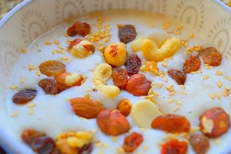 Bol de talbina — gruau d'orge au lait garni de fruits secs et de miel